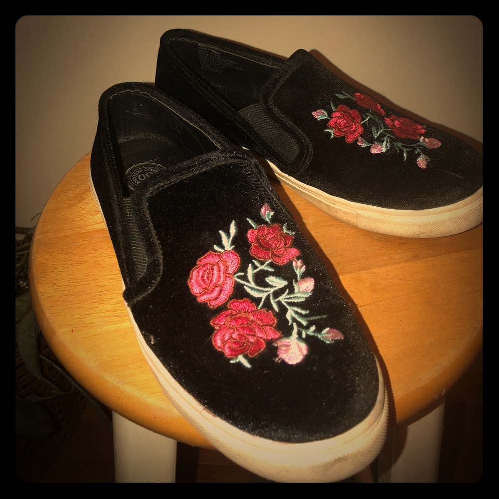 Soft black shoes with embroidered roses